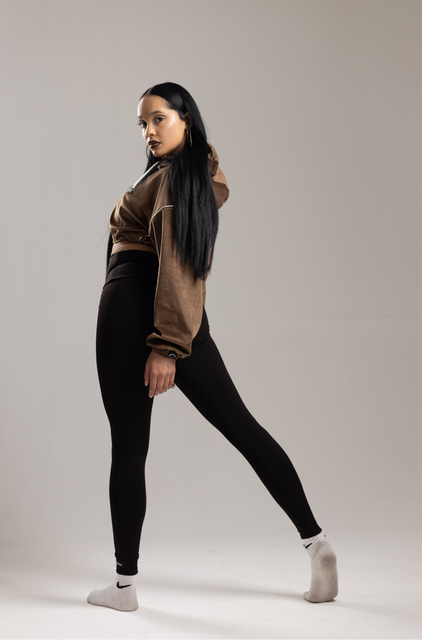 AWäKEN CROP HOODIE | BROWN