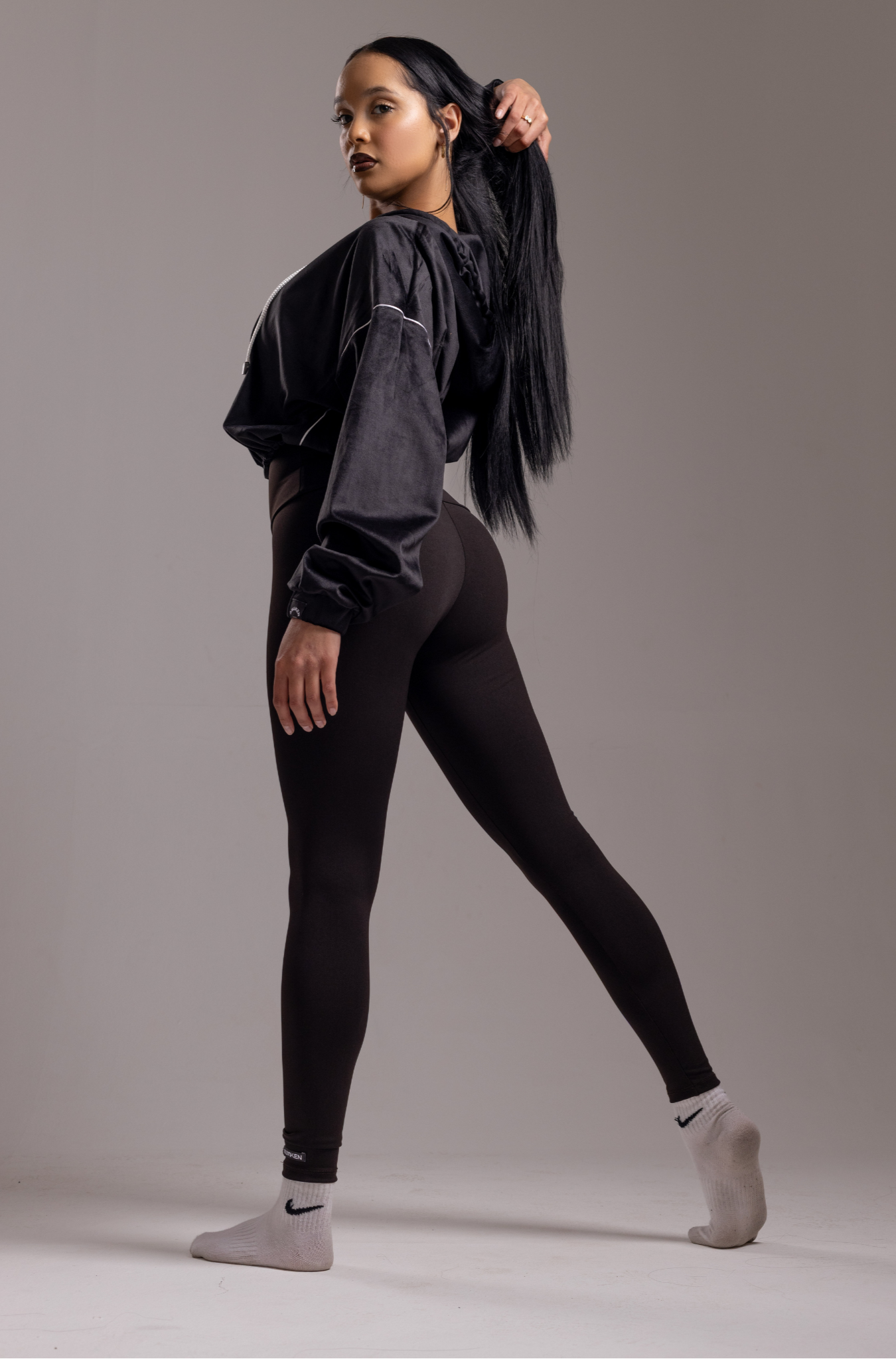 AWäKEN CROP HOODIE | BLACK